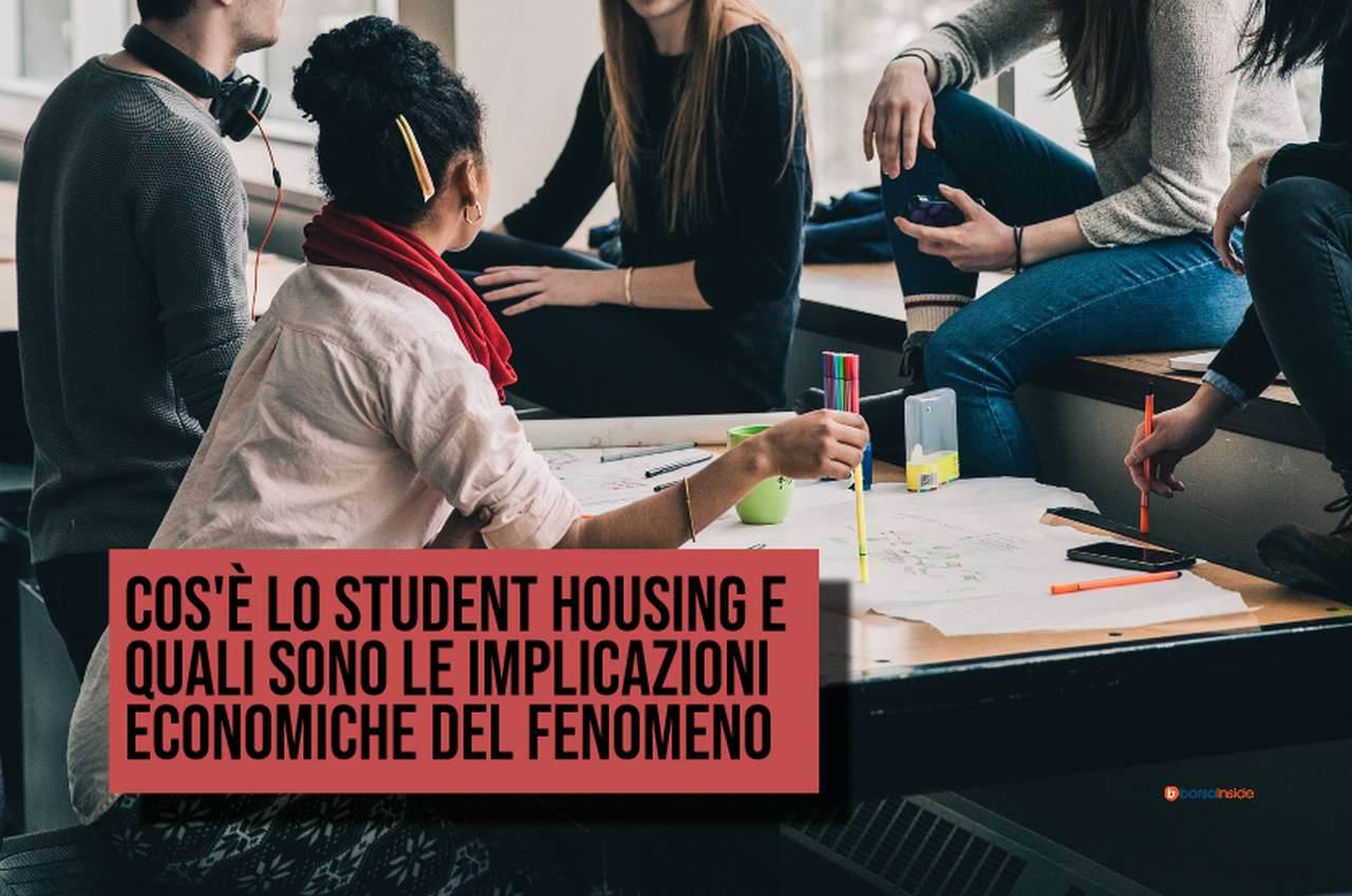 alcuni studenti intorno a un tavolo per svolgere del lavoro di gruppo