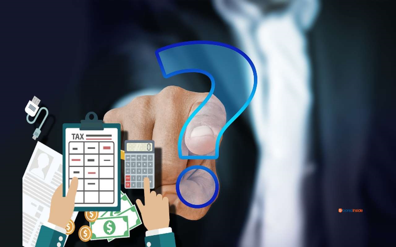 l'indice di un uomo rivolto all'osservatore, con un punto interrogativo in trasparenza