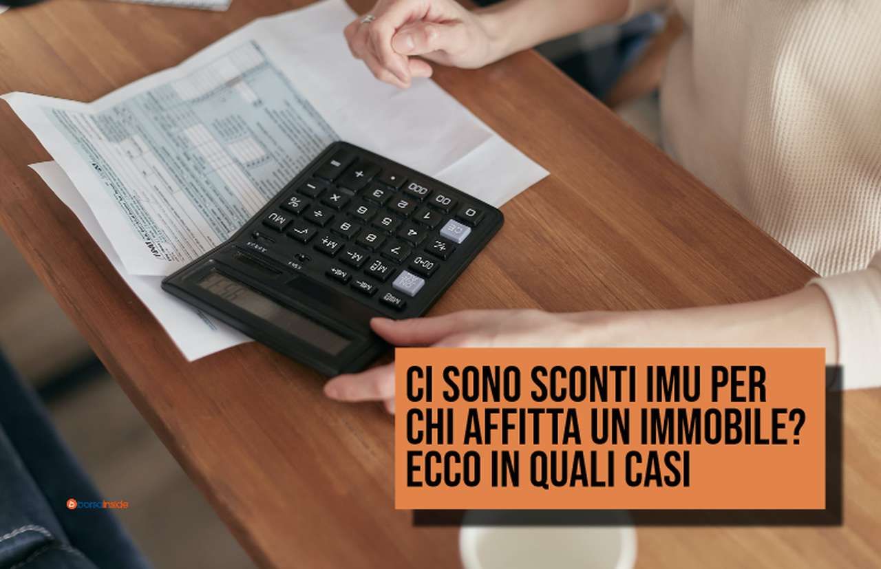 una calcolatrice posata su un tavolo con dei documenti