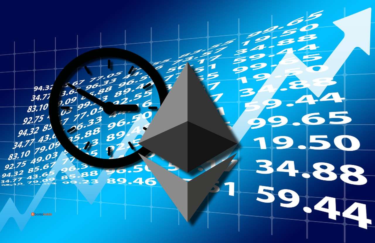 alcune serie di numeri su uno sfondo azzurro, con una freccia e il simbolo di un orologio. Al centro il logo di Ethereum