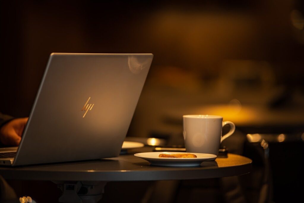 pc HP con tazza
