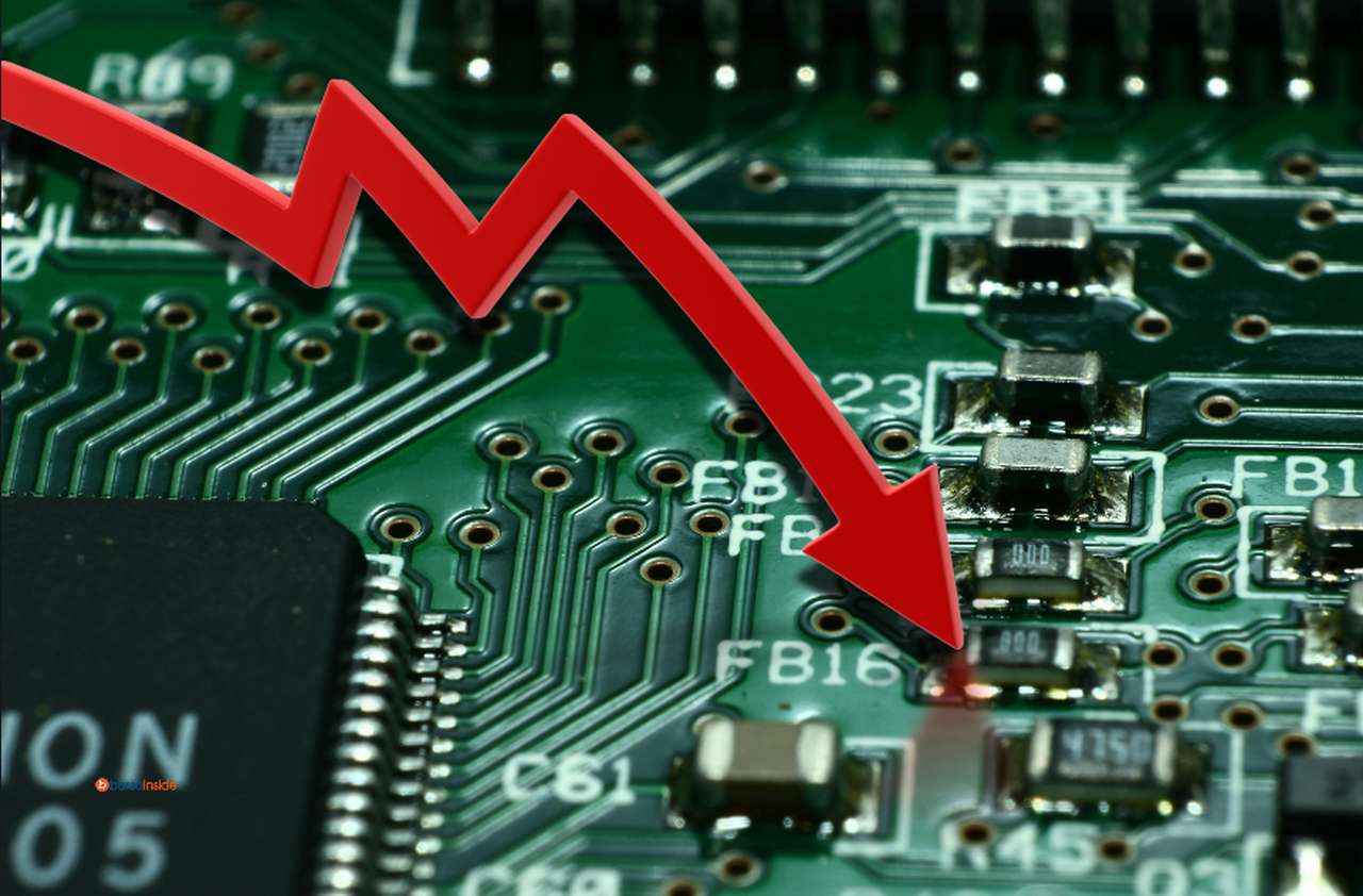Una scheda elettronica con una freccia rossa che punta verso il basso in sovrimpressione