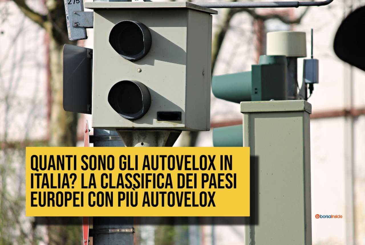Un autovelox vicino a un semaforo