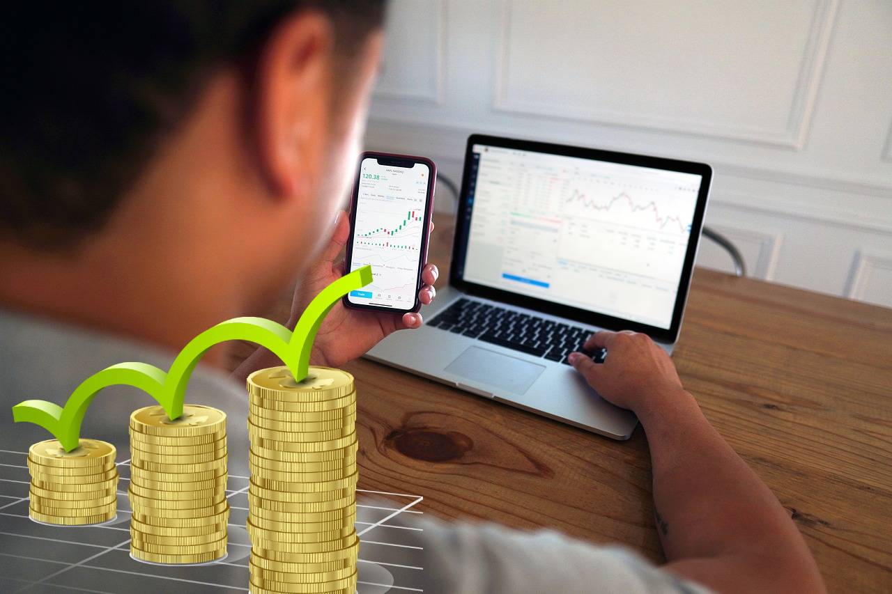 trader in azione e monete che crescono