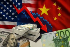 la bandiera degli Usa e quella della Cina con una freccia rossa verso il basso al centro e delle banconote di dollaro ed euro in basso