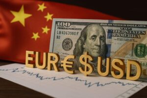 Una banconota in dollari con la scritta EUR € $ USD davanti e la bandiera della Cina sullo sfondo
