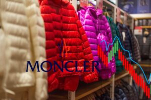 piumini con logo di Moncler e grafico al ribasso
