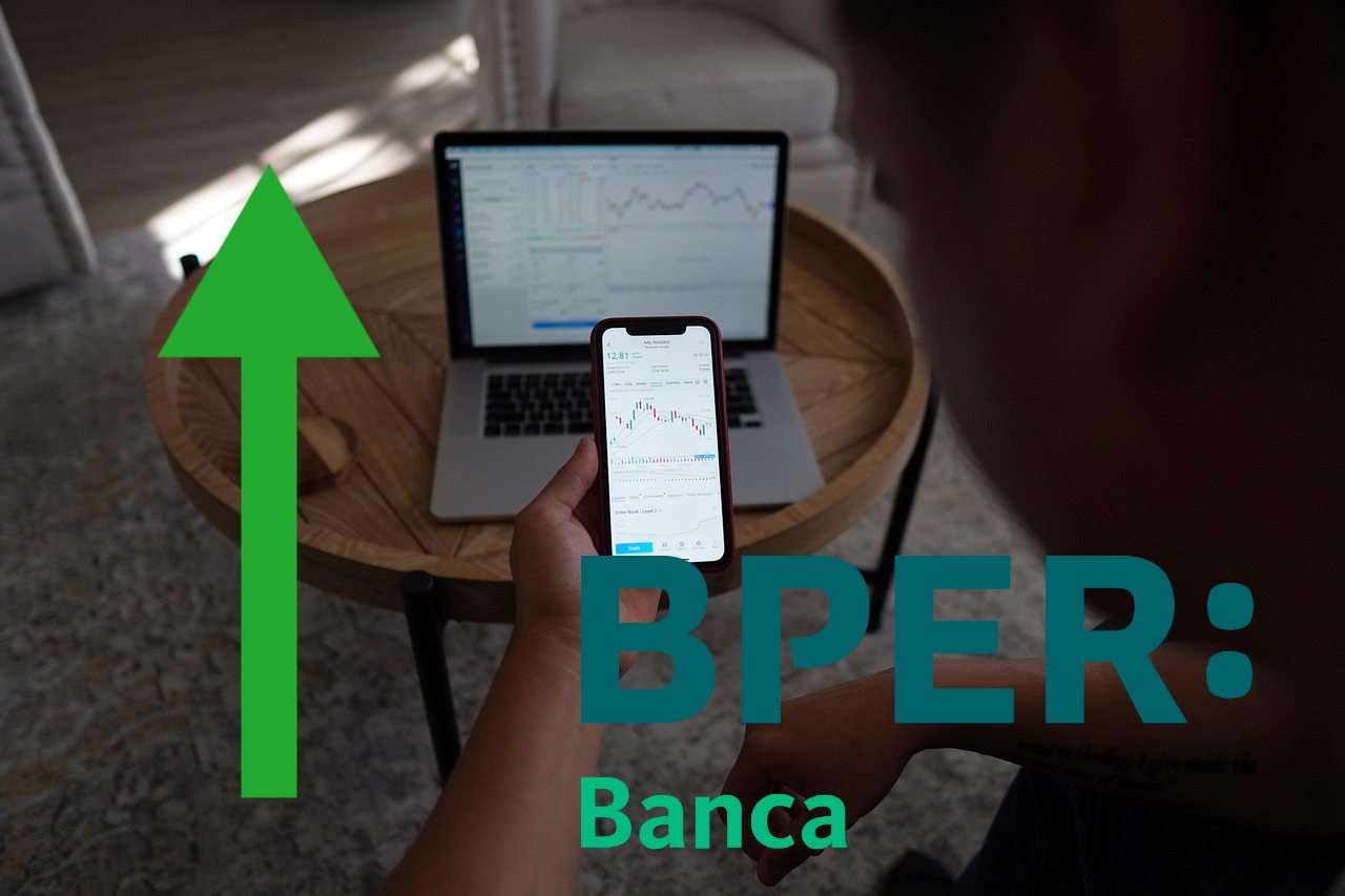 logo di BPER e laptop con grafico di trading