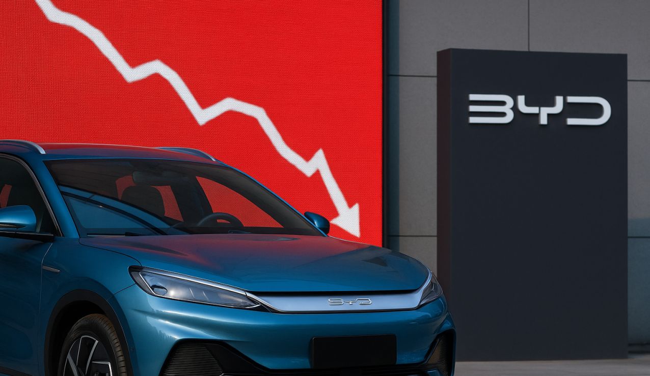 Un'automobile e il logo di BYD sullo sfondo a destra