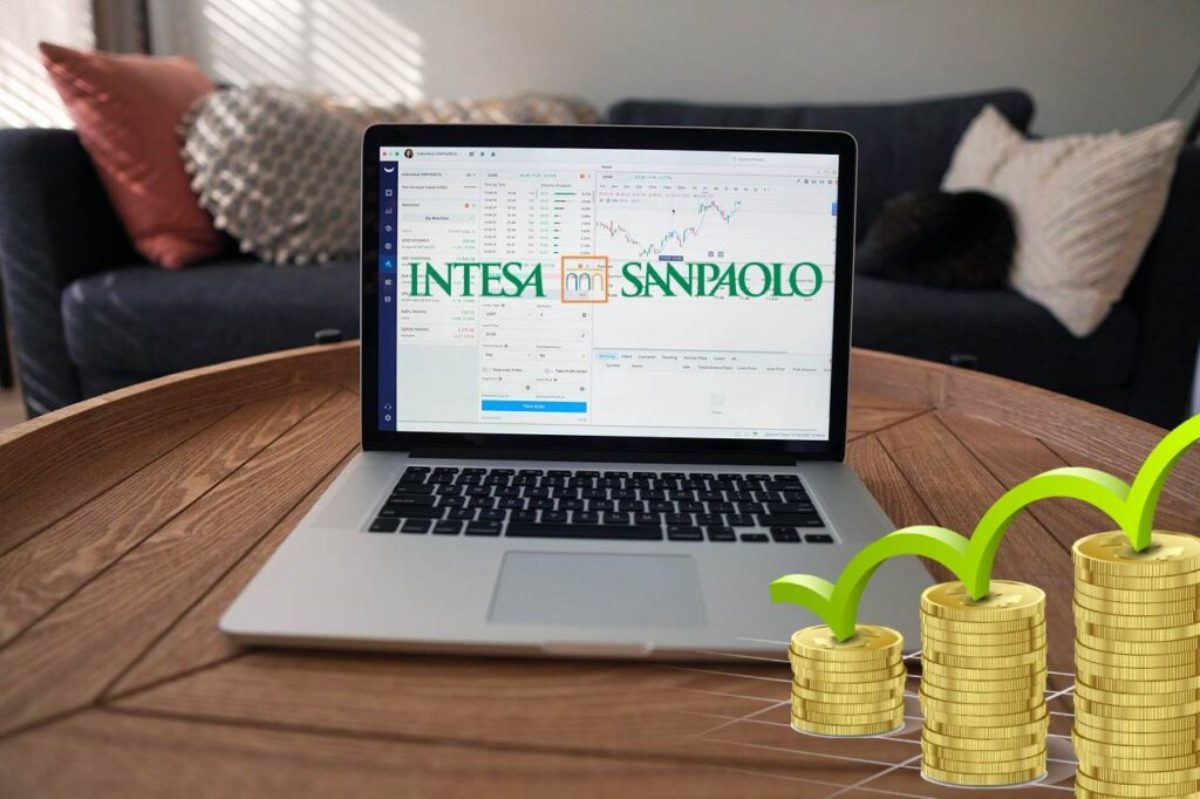 logo di Intesa Sanpaolo su laptop