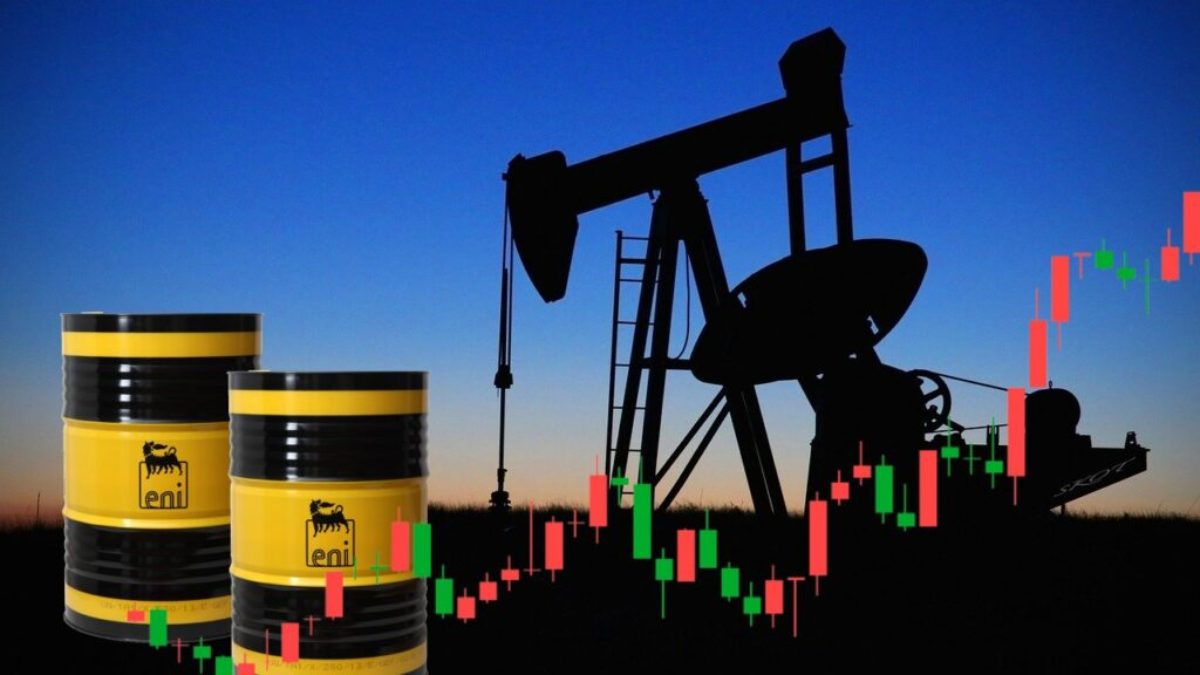 barili con logo Eni e trivella petrolio