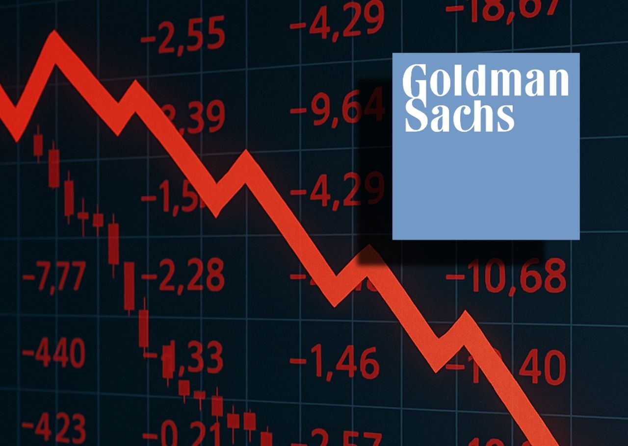 Un grafico finanziario in discesa. In sovrimpressione, in alto a destra il logo di Goldman Sachs