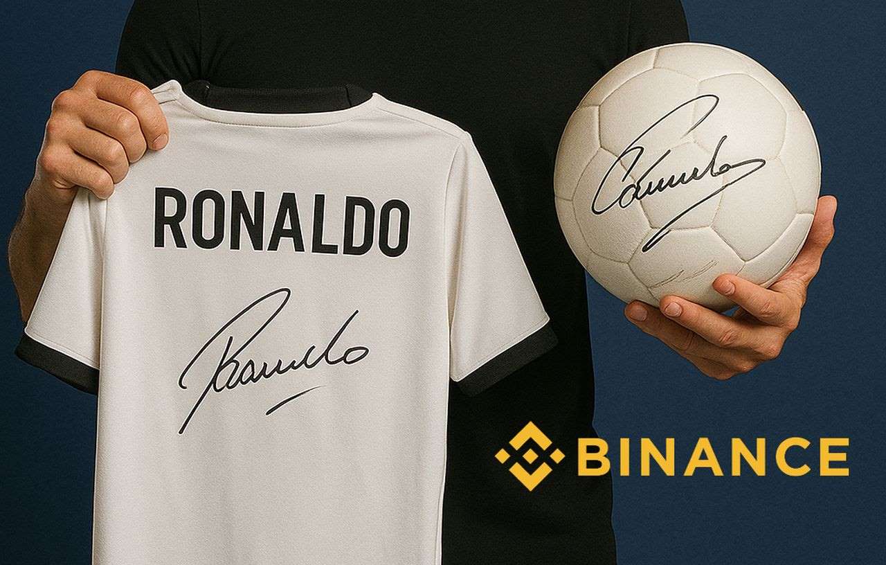 Una maglietta bianca con la scritta Ronaldo e la sua firma. A destra un pallone con la firma del calciatore e il logo di Binance in basso
