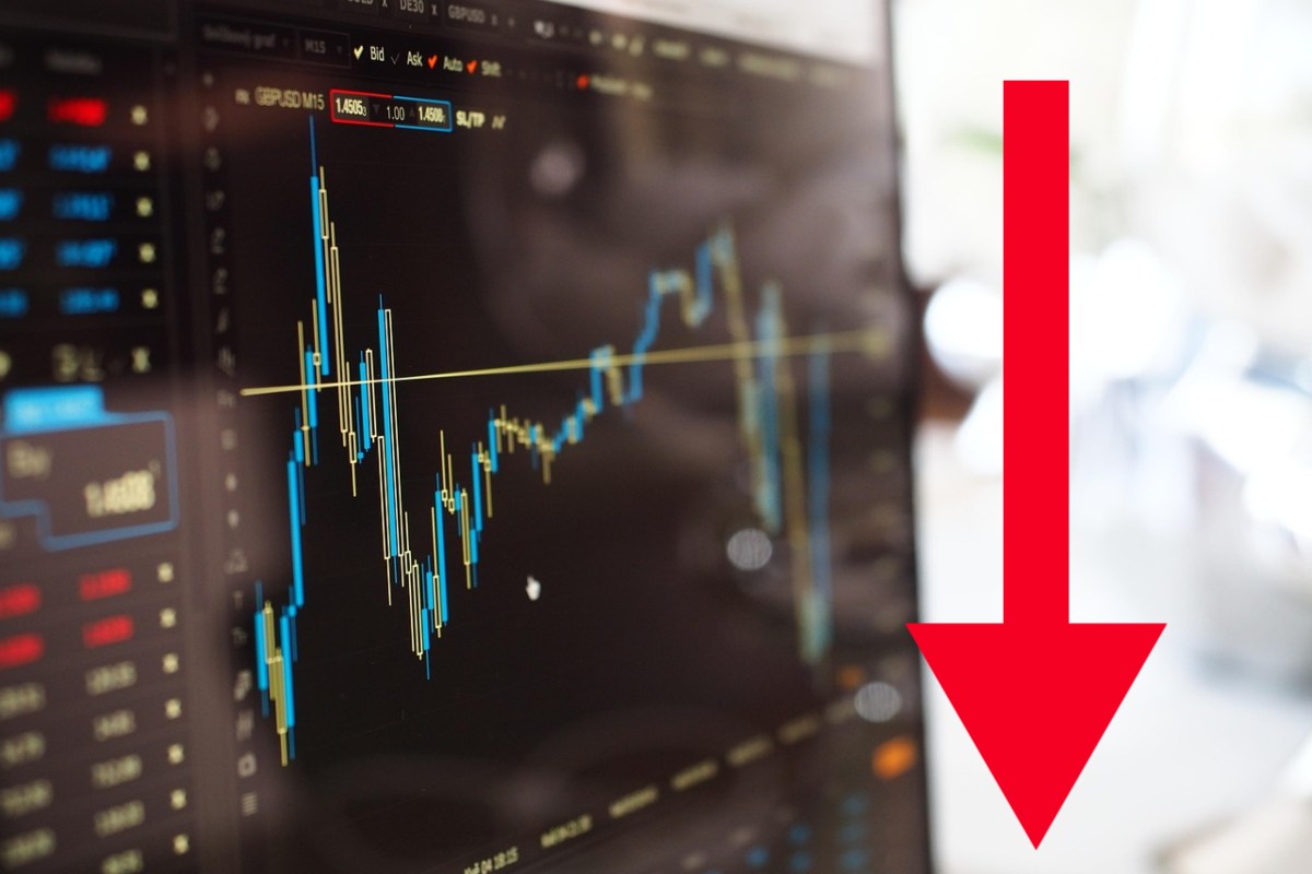 grafico di borsa e freccia verso il basso