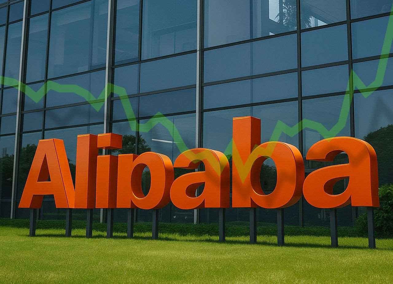 L'insegna Alibaba su un prato verde a ridosso della vetrata di un palazzo