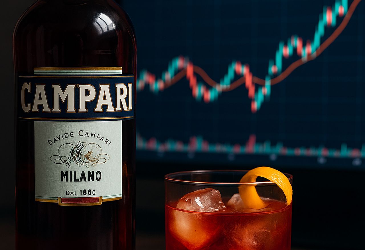 una bottiglia di Campari a sinistra, un bicchiere con Campari a destra e un grafico a candele sullo sfondo