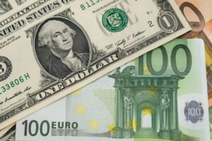 una banconota da 1 dollaro e una banconota da 100 euro