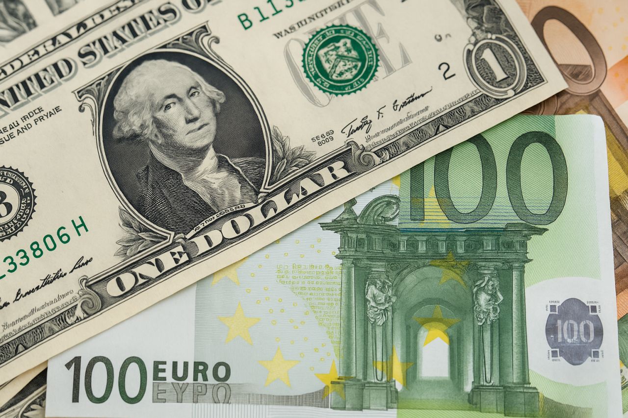 una banconota da 1 dollaro e una banconota da 100 euro
