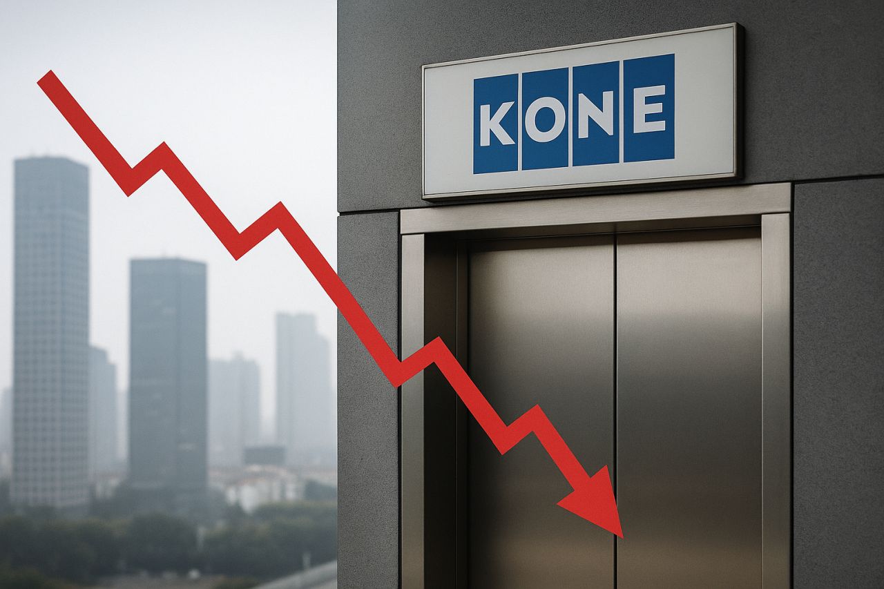 Ascensore con scritta Kone e freccia in sovrimpressione