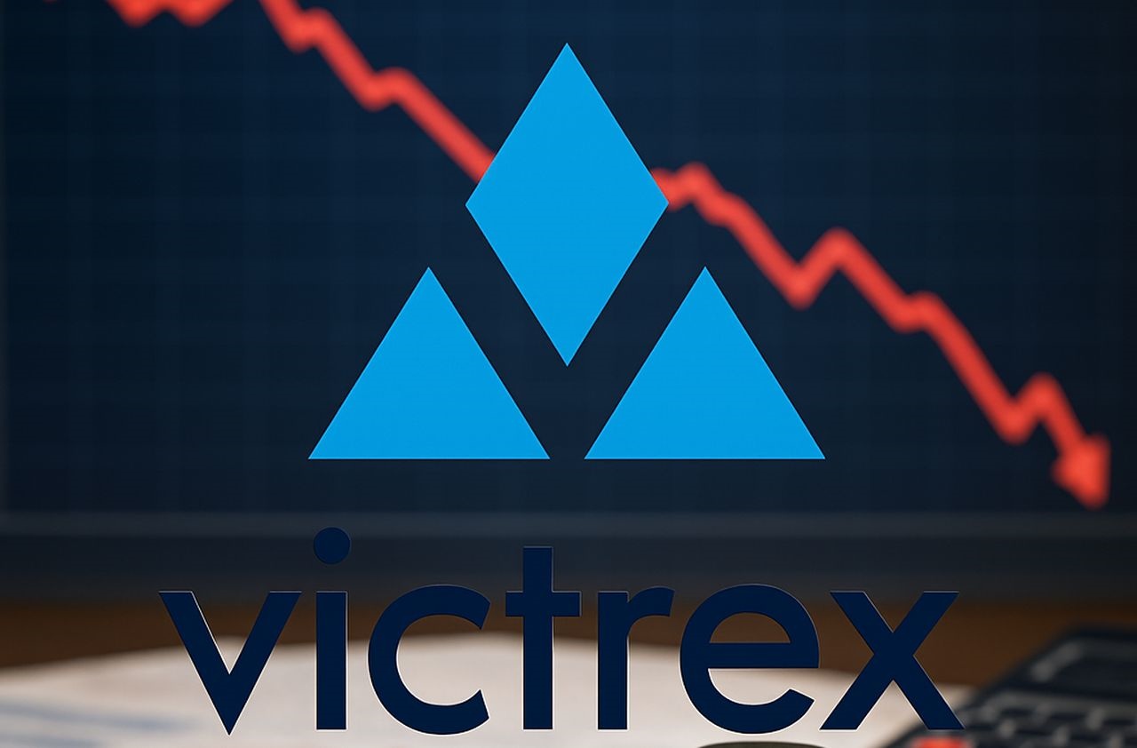 Il logo di Victrex in grande al centro, e un grafico finanziario in discesa sullo sfondo