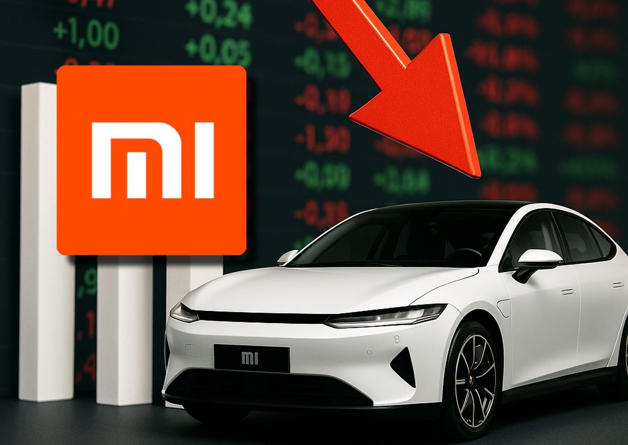 Un'automobile Xiaomi con delle cifre e un grafico a colonne sullo sfondo. In sovrimpressione una freccia rossa verso il basso e il logo della casa automobilistica