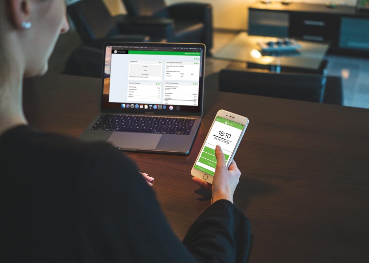 trader che guarda smartphone
