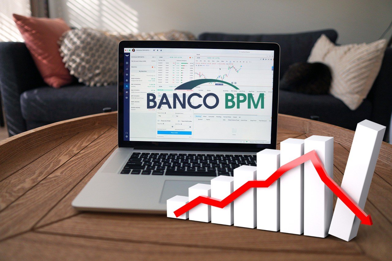 logo di Banco BPM su laptop e grafico al ribasso