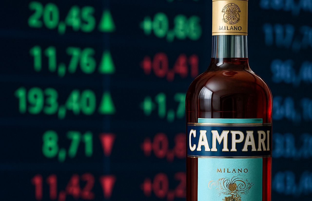 Una bottiglia di Campari con le cifre di un tabellone della Borsa dietro