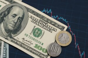 Una banconota da 1 dollaro con dei grafici finanziari dietro