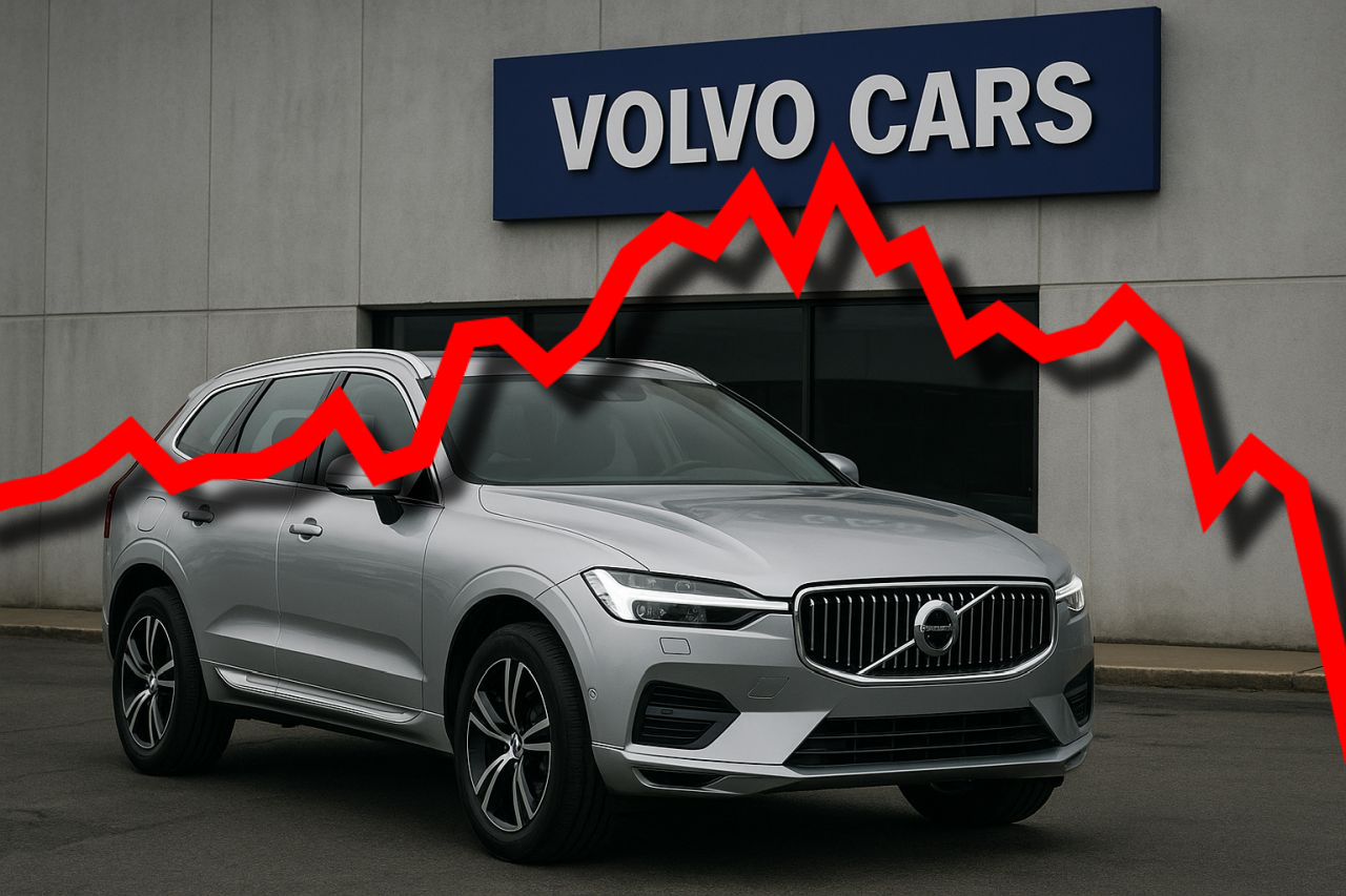 Una Volvo parcheggiata davanti a un edificio con la scritta Volvo Cars. In sovrimpressione un grafico in rosso
