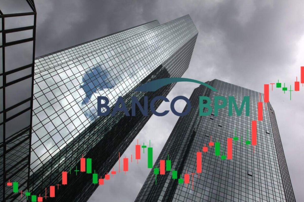 logo di Banco BPM e palazzi sullo sfondo