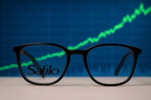occhiali con logo di safilo