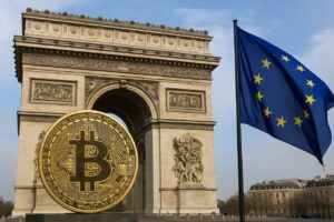 Una moneta di Bitcoin con l'arco di trionfo di Parigi sullo sfondo e la bandiera dell'UE