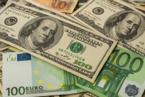 Banconote di dollari ed euro
