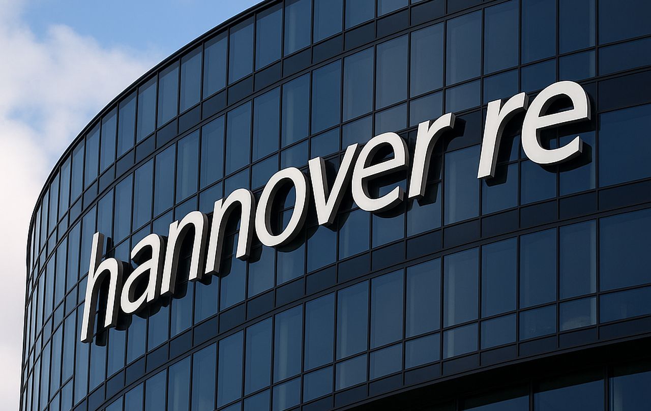 La scritta Hannover re sulla vetrata di un palazzo