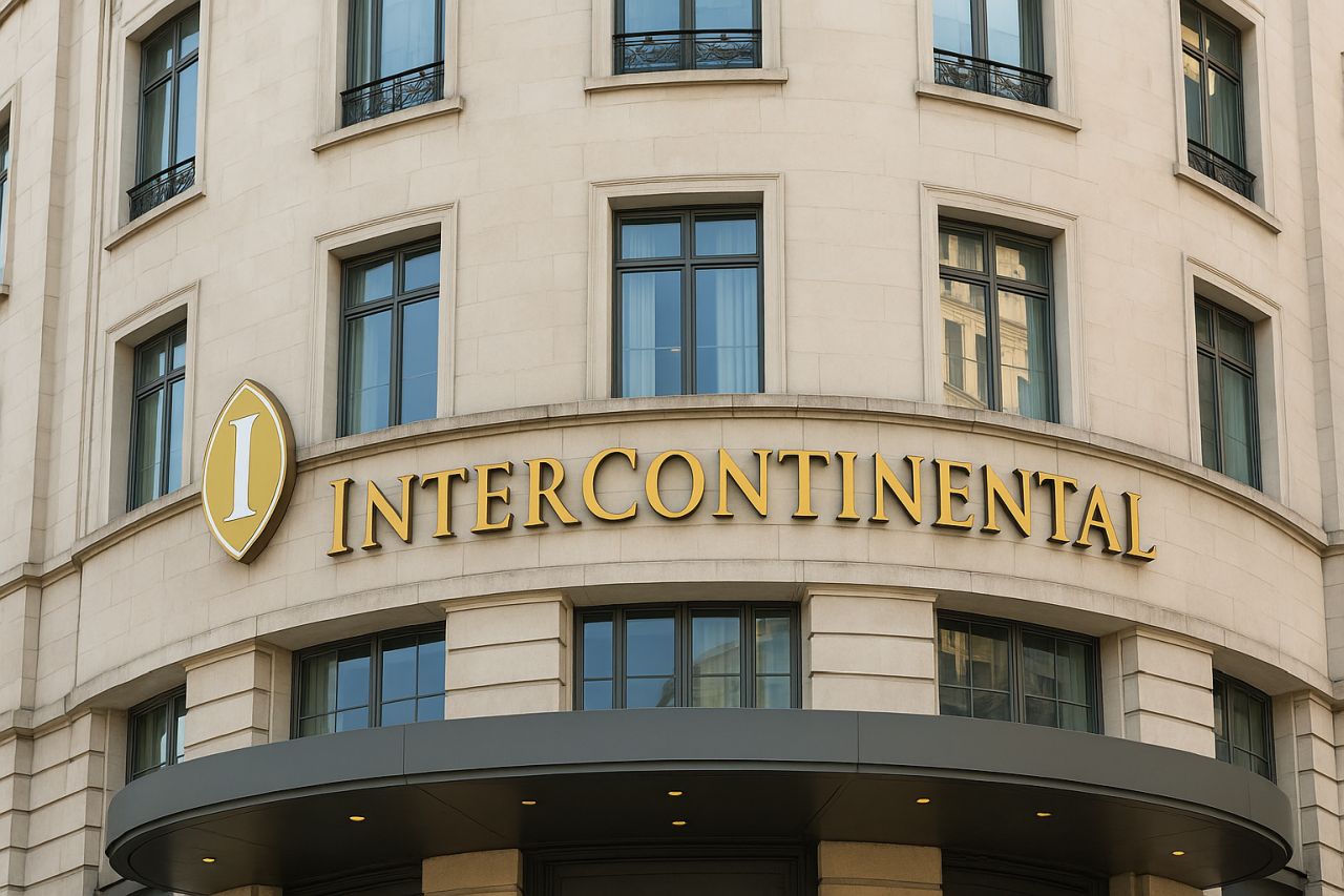 La scritta Intercontinental sull'entrata di un Hotel