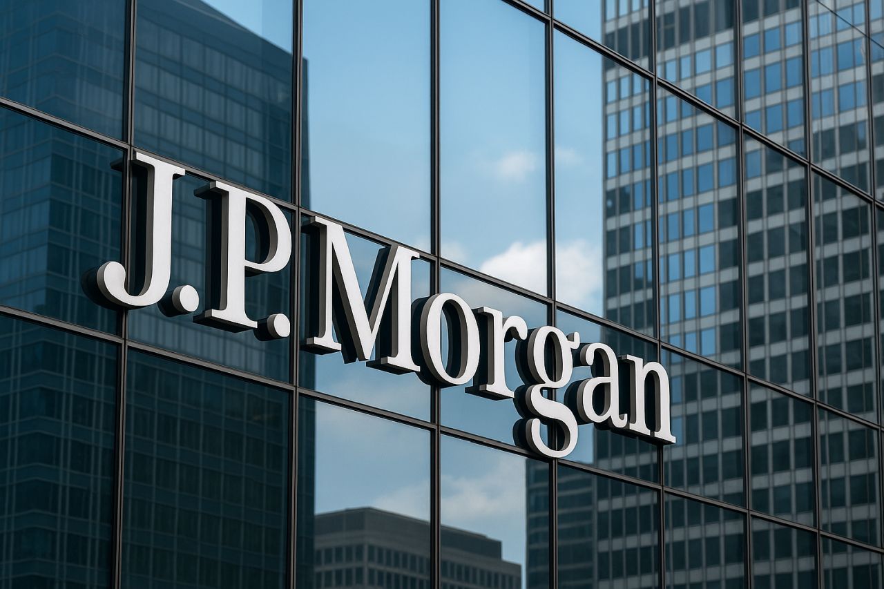La scritta JP Morgan sulla vetrata di un palazzo