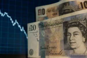 Banconote in valuta britannica con un grafico sullo sfondo