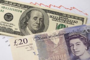 Una banconota in dollari e una in sterline