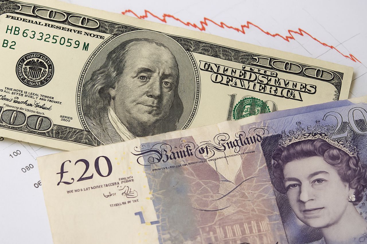 Una banconota in dollari e una in sterline