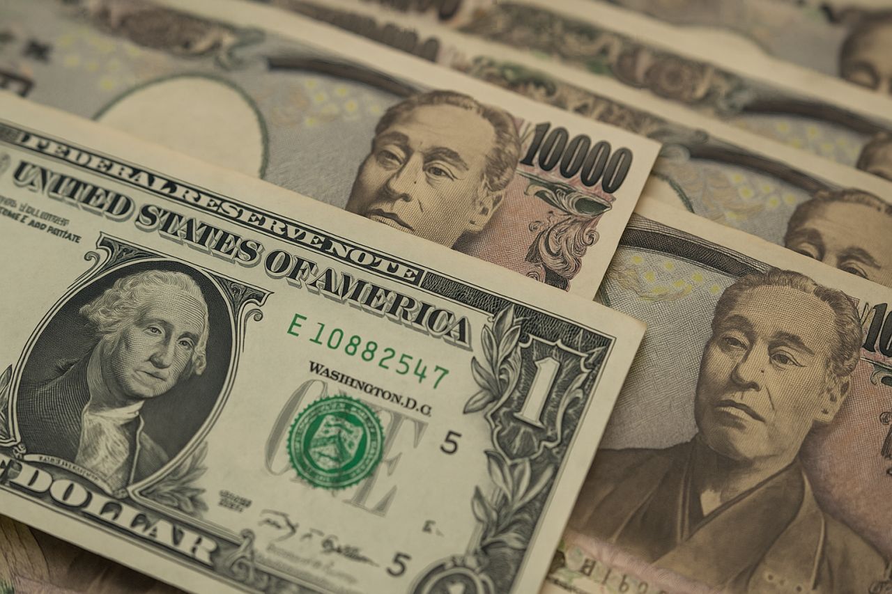 alcune banconote in dollari e yen