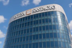 palazzo con insegna Intesa Sanpaolo