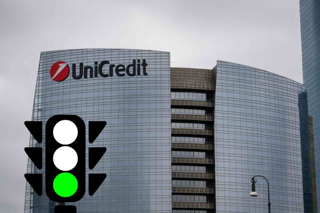 palazzo Unicredit e semaforo verde