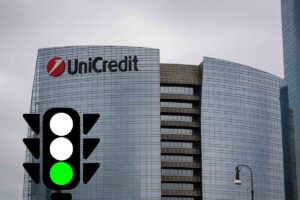 palazzo Unicredit e semaforo verde