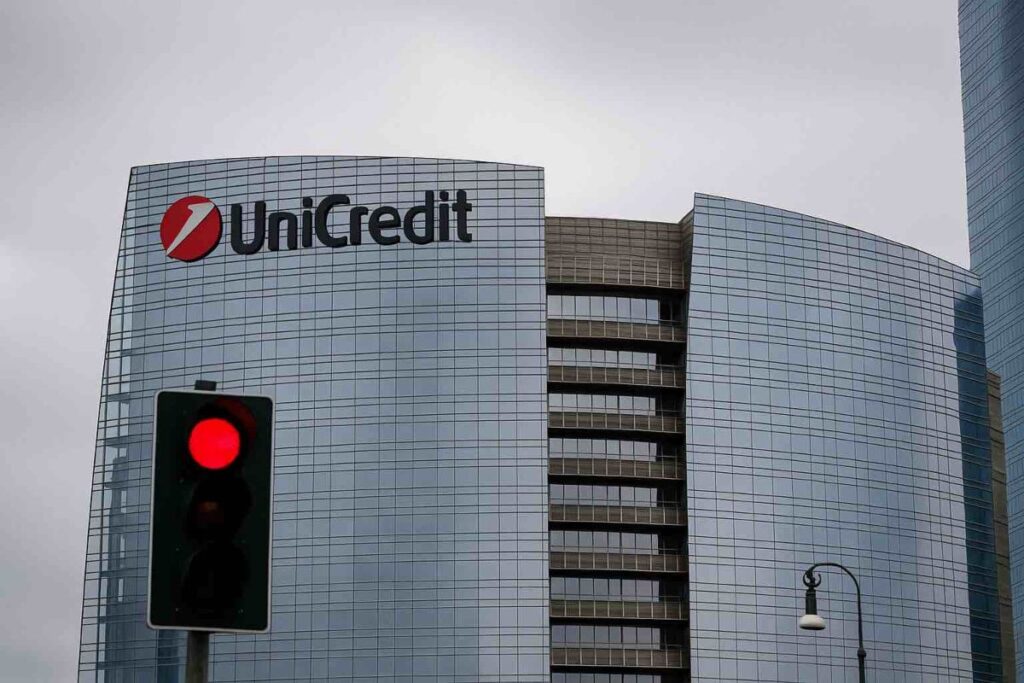 insegna Unicredit e semaforo rosso