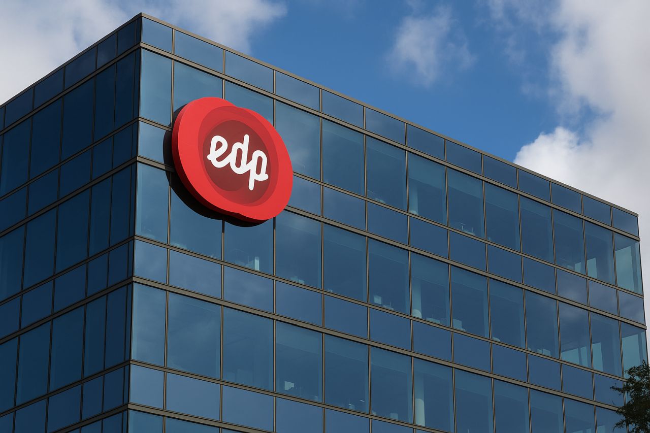 La vetrata di un grattacielo con logo e scritta edp in cima