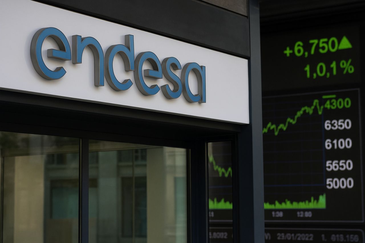 Un'insegna con la scritta endesa sull'ingresso di un edificio