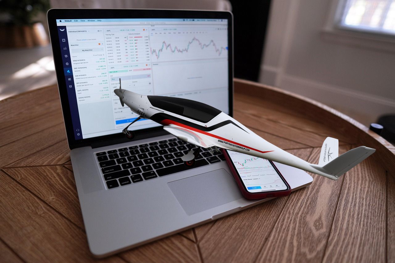 laptop e modellino aereo Porto Aviation Group