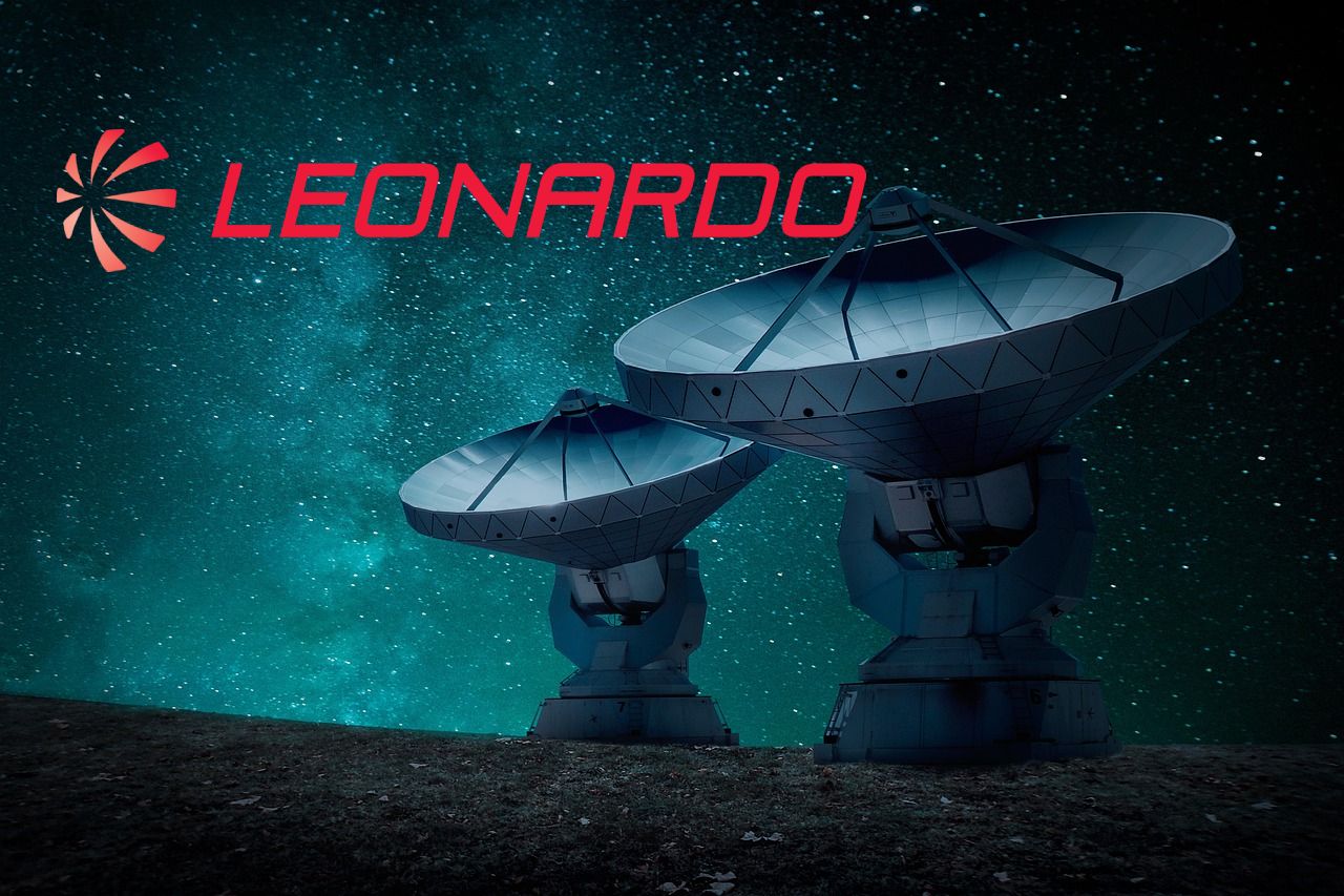 satelliti e logo di Leonardo