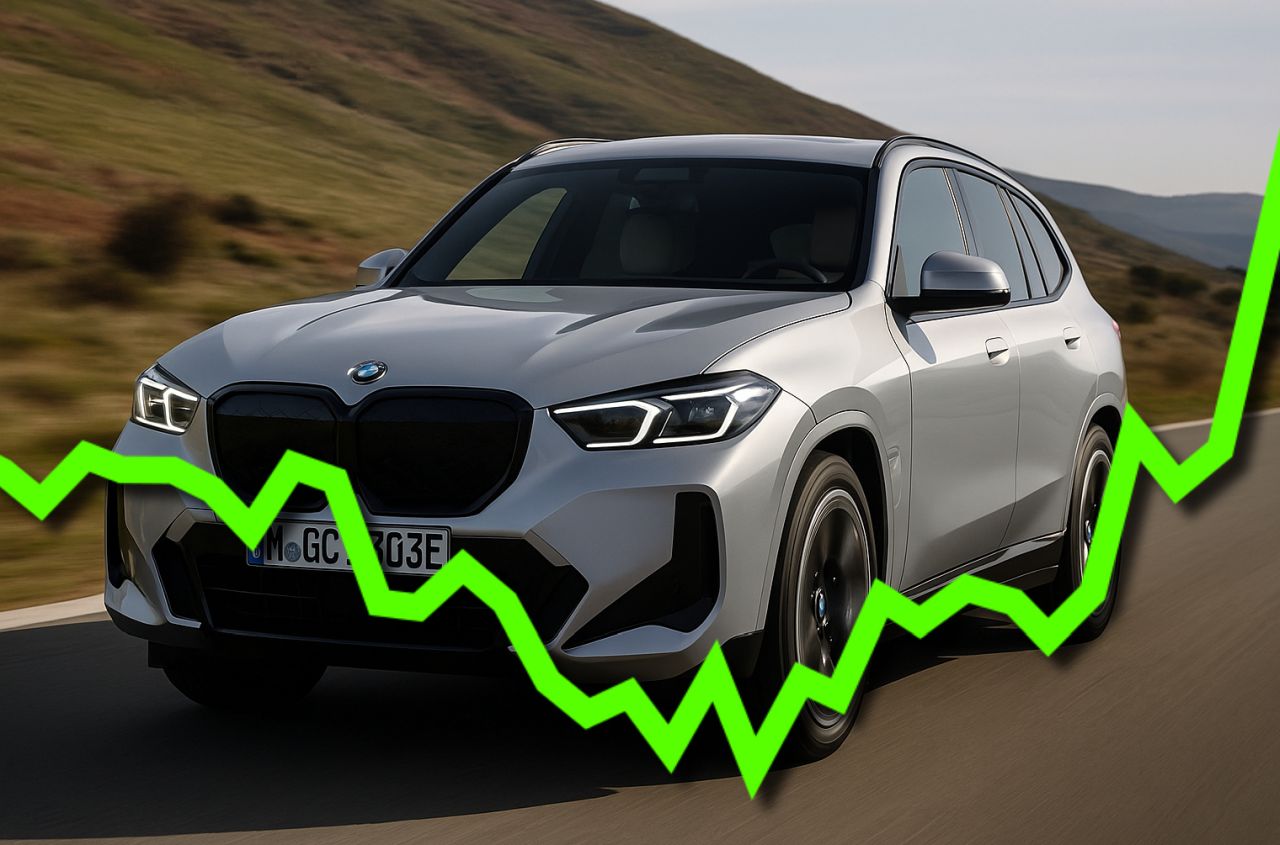 Un'auto BMW in strada. In sovrimpressione un grafico verde che indica un andamento al rialzo